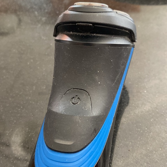 Used Phillips Norelco three headed electric razor with trimmer on back, wet dry - Picture 3 of 7